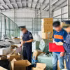 Lực lượng chức năng kiểm tra các lô hàng quá cảnh có nghi vấn về khai báo hải quan. (Ảnh: HQ/Vietnam+)