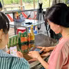 Hiện nay, chính sách thuế còn có sự khác biệt so với doanh nghiệp, do nhiều hộ kinh doanh nhỏ chưa đáp ứng được yêu cầu về sổ sách, kế toán, hóa đơn, chứng từ, dẫn đến phải nộp thuế theo phương pháp khoán. (Ảnh: Vietnam+)