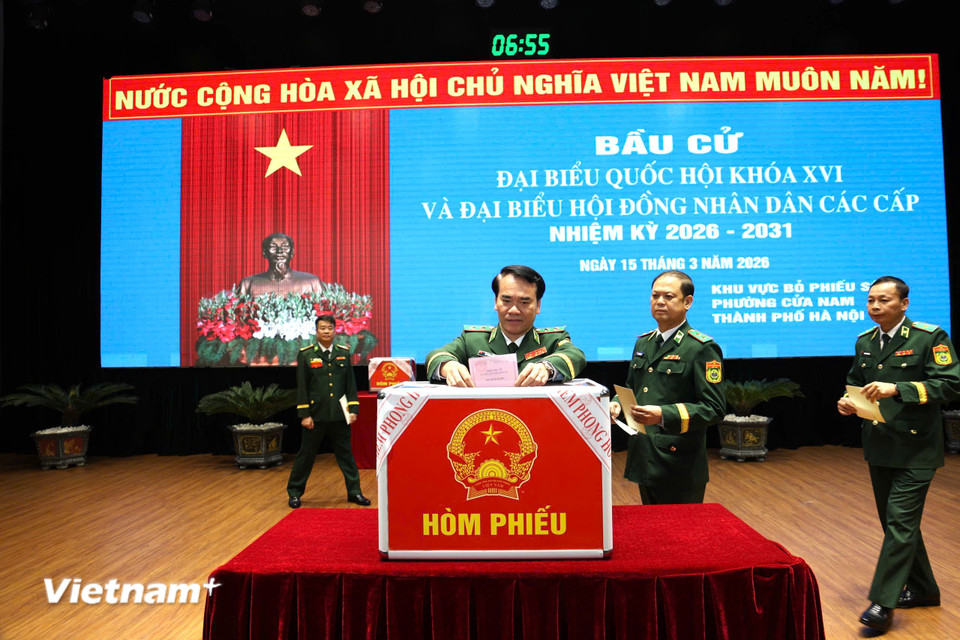 Lãnh đạo Bộ Tư lệnh Bộ đội Biên phòng thực hiện bỏ phiếu tại khu vực bầu cử, thể hiện trách nhiệm của người đảng viên và công dân đối với đất nước.(Ảnh: Dương Linh/Vietnam+)