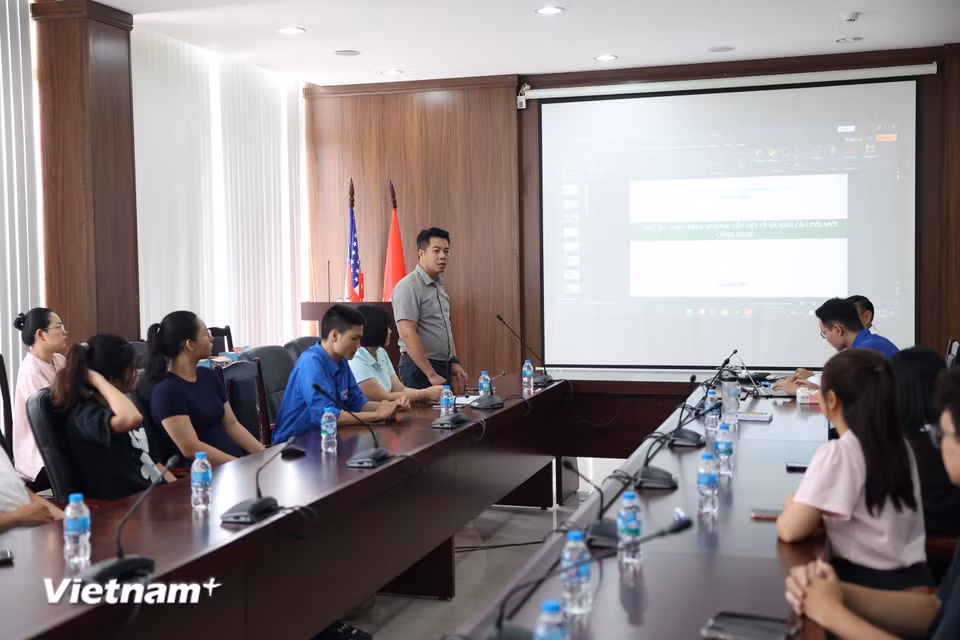 Ông Trần Trung Thành, Giám đốc Trung tâm Giám định ADN, trao đổi với các cán bộ nghiên cứu về công tác giám định và ứng dụng các công nghệ mới trong xác định danh tính liệt sĩ. (Ảnh: Dương Linh/Vietnam+)