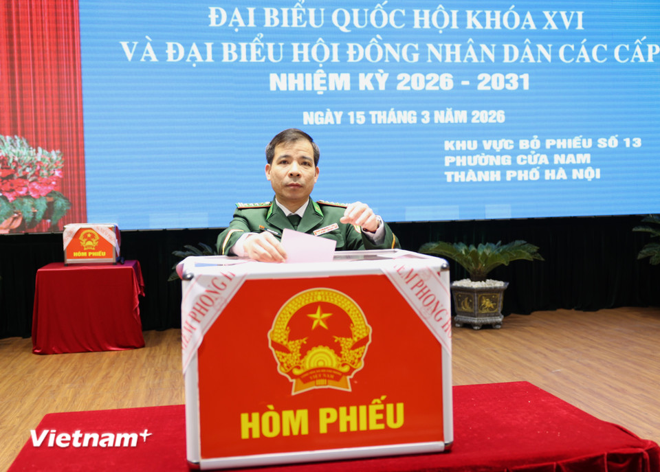 Khoảnh khắc lá phiếu được bỏ vào thùng phiếu – biểu tượng của quyền làm chủ và niềm tin của mỗi cán bộ, chiến sĩ đối với sự phát triển của đất nước. (Ảnh: Dương Linh/Vietnam+)