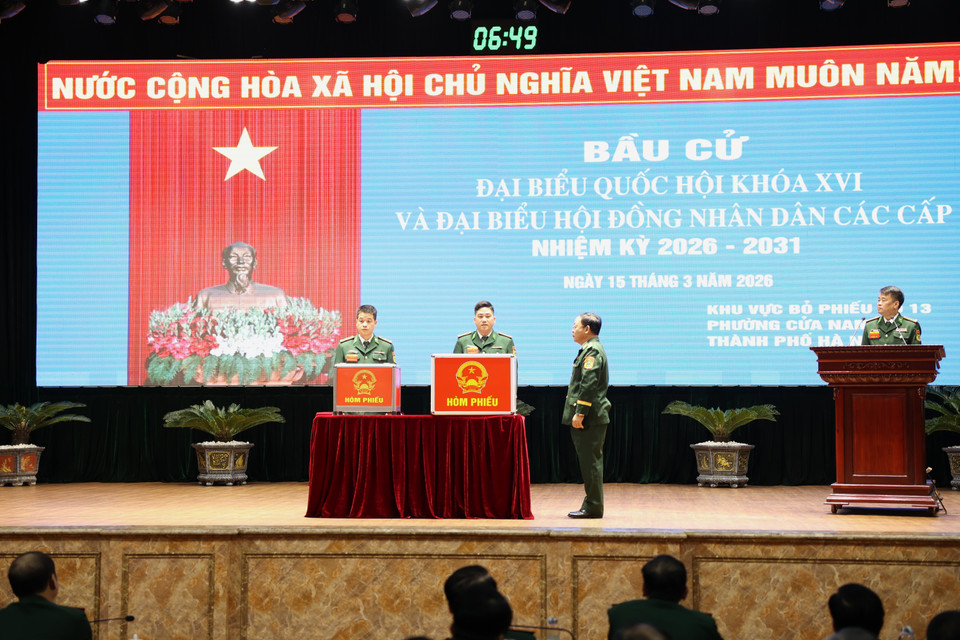 Không khí nghiêm túc tại khu vực bỏ phiếu ở Bộ Tư lệnh Bộ đội Biên phòng Việt Nam sáng 15/3, nơi cán bộ, chiến sĩ tham gia ngày hội bầu cử với tinh thần trách nhiệm và niềm tin vào tương lai đất nước. (Ảnh: Dương Linh/Vietnam+)