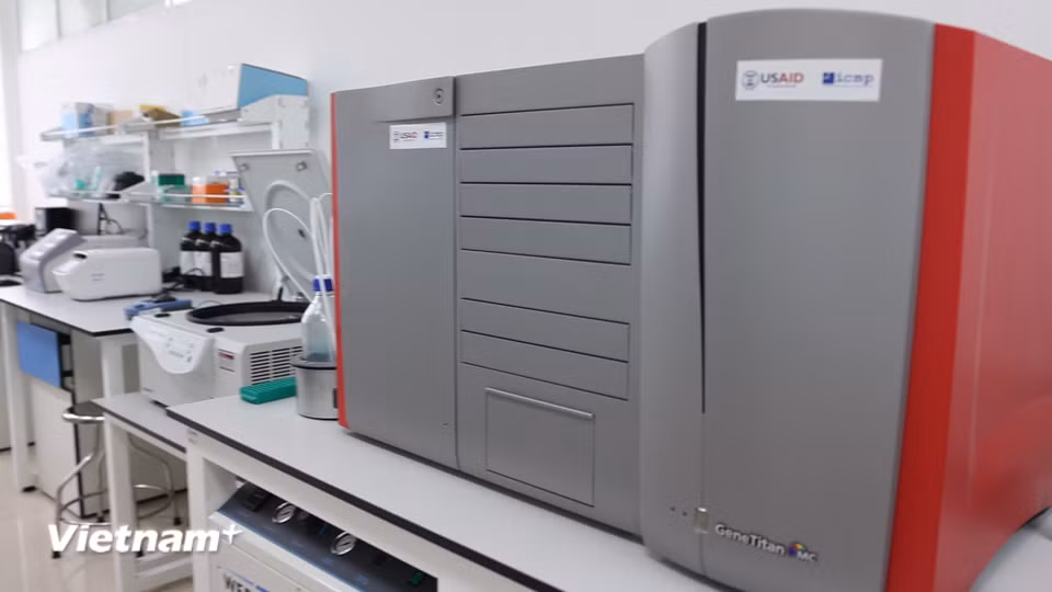 Các thiết bị phân tích hiện đại giúp nâng cao khả năng giải mã vật liệu di truyền từ những mẫu ADN bị suy giảm theo thời gian. (Ảnh: Dương Linh/Vietnam+)