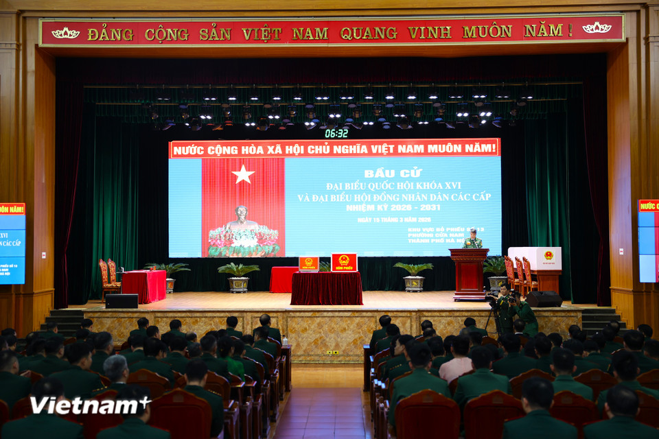 Không khí nghiêm túc tại khu vực bỏ phiếu ở Bộ Tư lệnh Bộ đội Biên phòng Việt Nam sáng 15/3, nơi cán bộ, chiến sĩ tham gia ngày hội bầu cử với tinh thần trách nhiệm và niềm tin vào tương lai đất nước. (Ảnh: Dương Linh/Vietnam+)