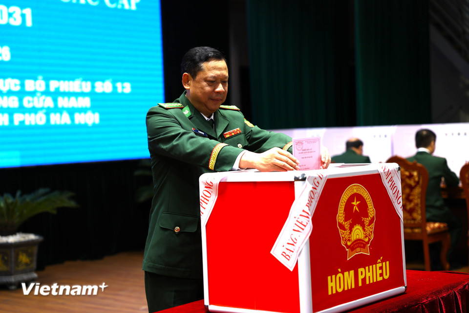 Cán bộ, chiến sĩ Bộ đội Biên phòng thực hiện quyền bầu cử (Ảnh: Dương Linh/Vietnam+)