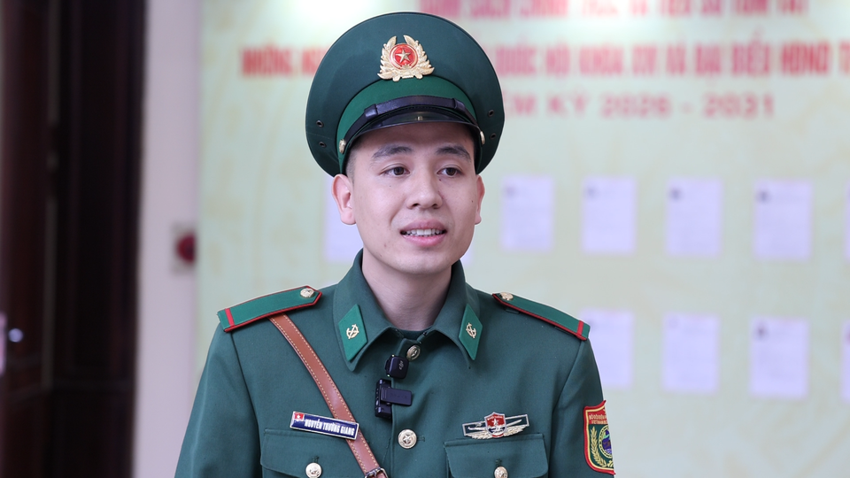 Lần đầu thực hiện quyền bầu cử, chiến sĩ trẻ của Bộ Tư lệnh Bộ đội Biên phòng Việt Nam chia sẻ niềm xúc động và tự hào khi tham gia ngày hội của toàn dân sáng 15/3. (Ảnh: Dương Linh/Vietnam+)