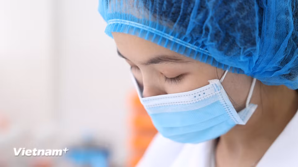 "Có những cụ đã ngoài 80, 90 tuổi tìm đến trung tâm với mong muốn biết tin người thân. Khi nghe các cụ nói: 'Không biết tôi còn sống để chờ được kết quả không', mình thực sự xúc động. Đó cũng là động lực để chúng mình nỗ lực hơn mỗi ngày trong công việc giám định ADN."- Nghiên cứu viên Hoàng Thị Thúy tâm sự. (Ảnh: Dương Linh/Vietnam+)