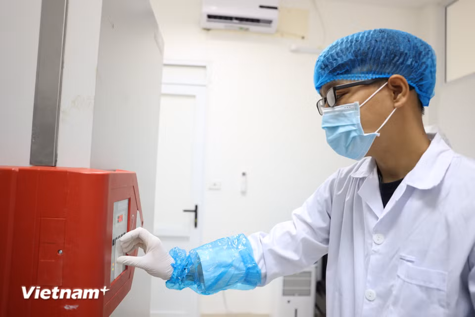 Phòng thí nghiệm của Trung tâm Giám định ADN được trang bị hệ thống thiết bị hiện đại phục vụ công tác phân tích và giám định ADN, góp phần xác định danh tính các liệt sĩ còn thiếu thông tin. (Ảnh: Dương Linh/Vietnam+)