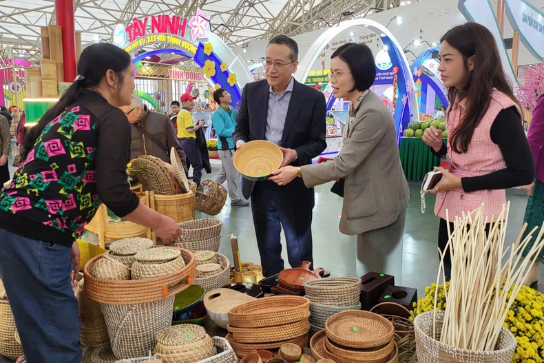 Các đại biểu Tổ chức thúc đẩy ngoại thương Nhật Bản (JETRO) hào hứng và đánh giá cao sản phẩm thủ công truyền thống mang đậm nét văn hoá riêng biệt của Huế. (Ảnh: PV/Vietnam+)