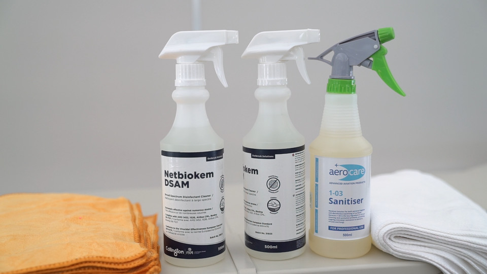 Hóa chất khử khuẩn được phê chuẩn bởi nhà sản xuất máy bay và các tổ chức y tế. (Ảnh: PV/Vietnam+)