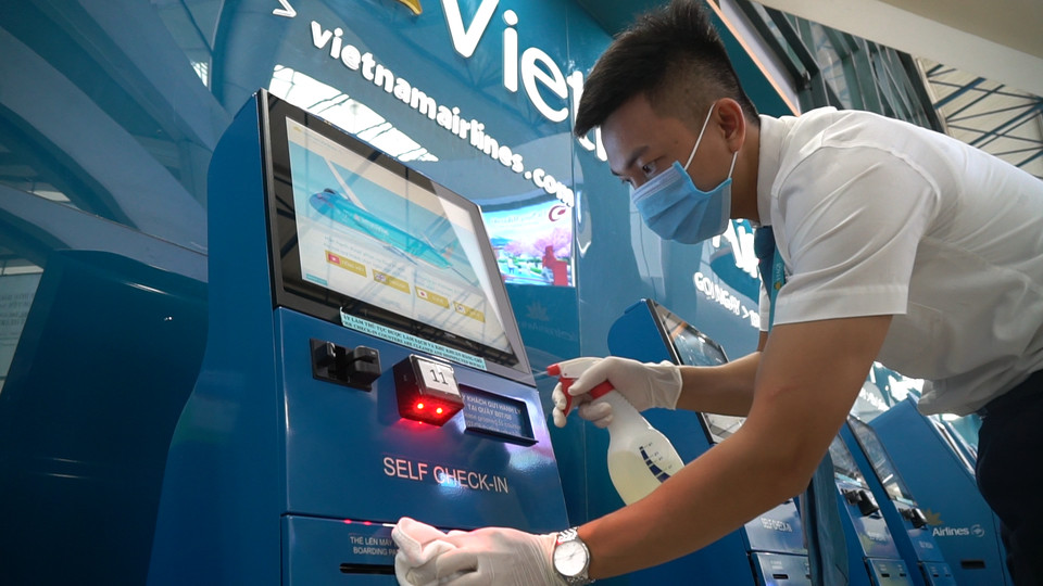 Máy kiosk check-in tại sân bay thường xuyên được vệ sinh khử khuẩn. (Ảnh: PV/Vietnam+)