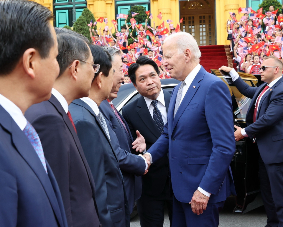 Tổng thống Hoa Kỳ Joe Biden bắt tay các thành viên Đoàn Việt Nam. (Ảnh: Trí Dũng/TTXVN)
