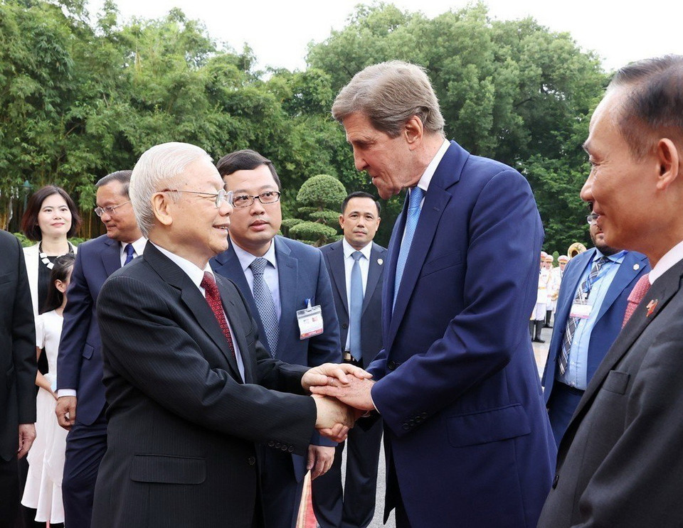 Tổng Bí thư Nguyễn Phú Trọng bắt tay ông John Kerry, Đặc phái viên về Khí hậu của Tổng thống Hoa Kỳ. (Ảnh: Trí Dũng/TTXVN)
