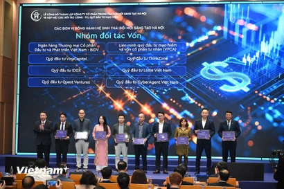 Trao chứng nhận cho các đơn vị đồng hành hệ sinh thái đổi mới sáng tạo Hà Nội. (Ảnh: Minh Sơn/Vietnam+) 