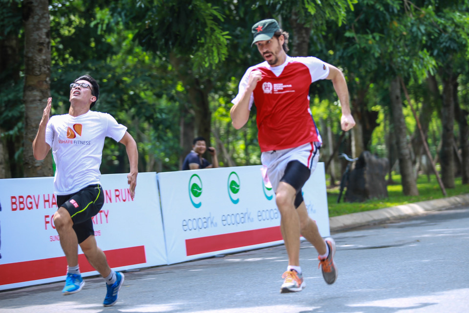 Chàng thanh niên người Việt này cố gắng vượt qua anh chàng ngoại quốc cao lớn. (Ảnh: Minh Sơn/Vietnam+)