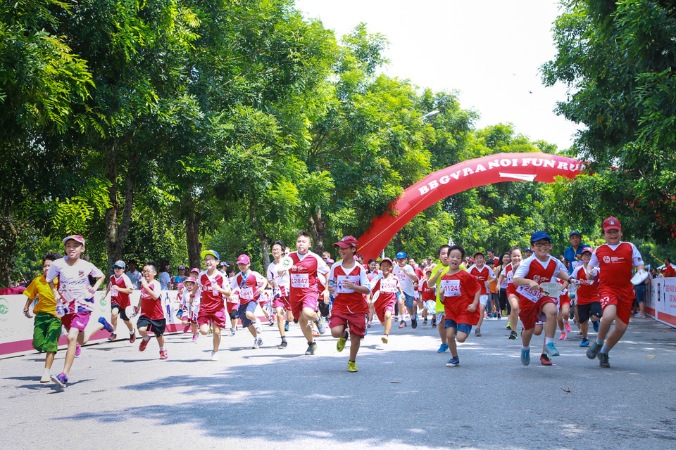 Các em nhỏ cũng rất hào hứng tham gia cuộc chạy bộ đầy ý nghĩa này. (Ảnh: Minh Sơn/Vietnam+)