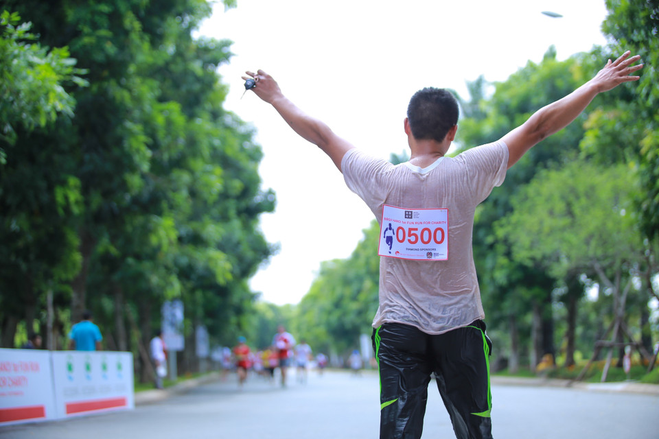 Toàn thân ướt đẫm nhưng vẫn đứng chờ đồng đội chạy về. (Ảnh: Minh Sơn/Vietnam+)