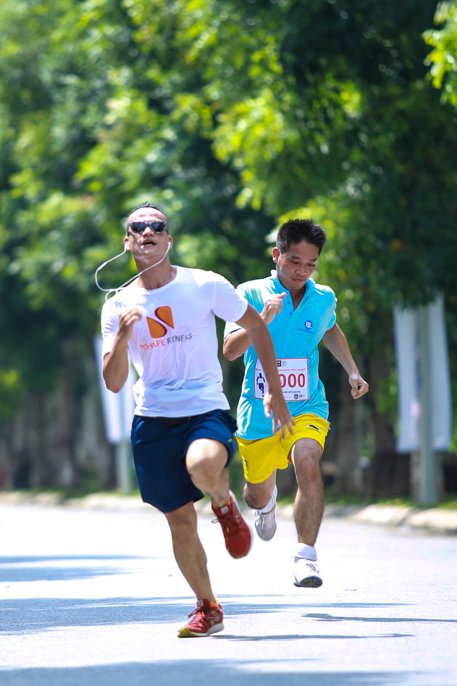 Ngay từ khi bắt đầu, rất nhiều người tham gia đã tăng tốc tạo nên những màn rượt đuổi kịch tính. (Ảnh: Minh Sơn/Vietnam+)