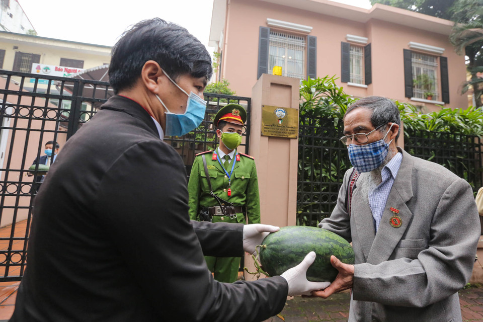 Ngay từ lúc bắt đầu phát dưa hấu, đã có rất đông người dân đến xếp hàng. (Ảnh: Minh Sơn/Vietnam+)