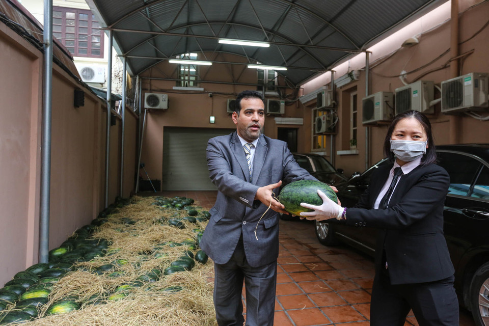 Chị Nguyễn Thị Thu Hà, Thư ký tại Đại sứ quán Kuwait cho biết, Đại sứ quán nhận được thông tin tình hình bùng phát dịch bệnh do virus Corona gây ra nên người nông dân gặp khó khăn trong việc xuất khẩu nông sản. (Ảnh: Minh Sơn/Vietnam+)