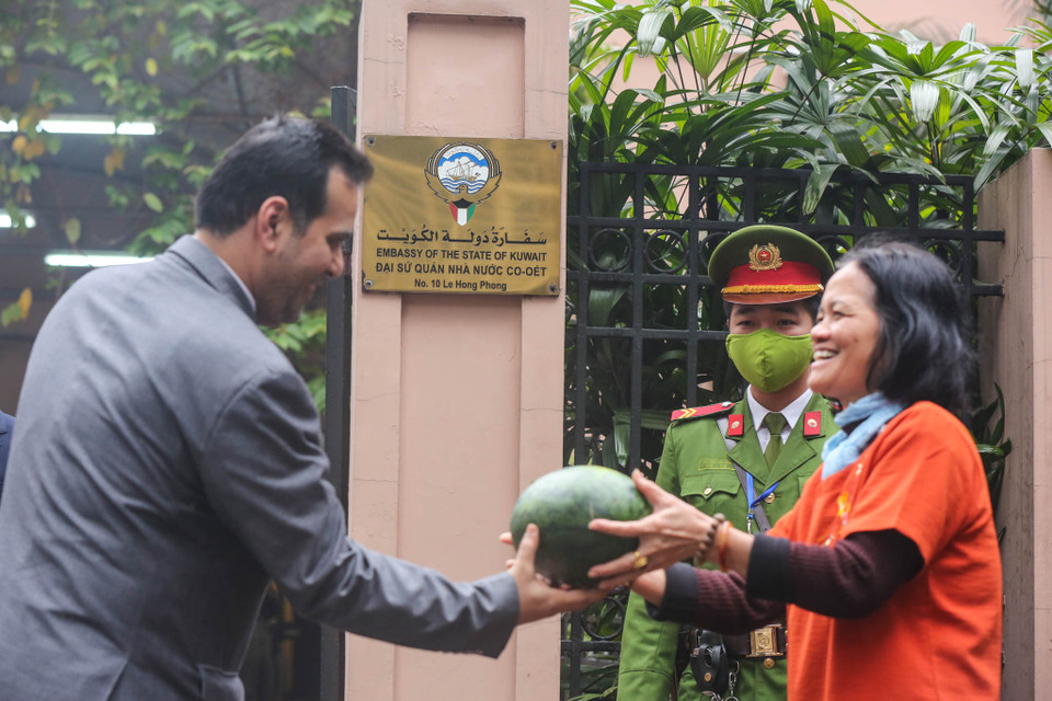 Đại diện Đại sứ quán Kuwait nhấn mạnh, Đại sứ quán sẽ tiếp tục đẩy mạnh và thường xuyên những hành động như thế này giúp bà con nông dân tiêu thụ nhiều nông sản hơn. (Ảnh: Minh Sơn/Vietnam+)