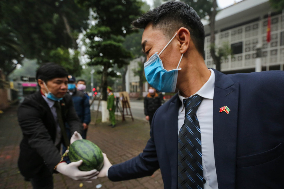 Các nhân viên của Đại sứ quán trực tiếp phụ trách việc phát dưa hấu. (Ảnh: Minh Sơn/Vietnam+)