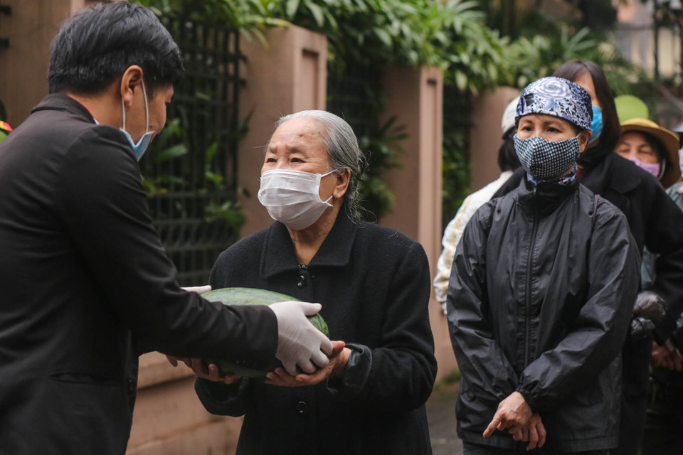 Trước đó, Đại sứ quán Oatar tại Hà Nội cũng đã tiến hành thu mua và phát miễn phí 4 tấn dưa hấu cho người dân Thủ đô. (Ảnh: Minh Sơn/Vietnam+)