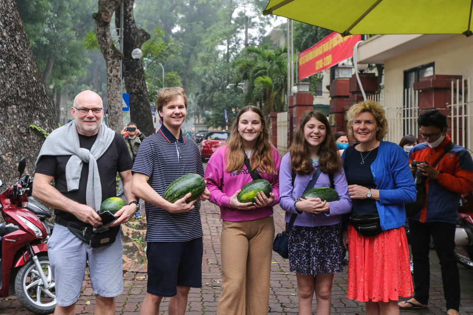 Ông Kim Balsloew cho biết: 'Đây là một nghĩa cử cao đẹp của Đại sứ quán Kuwait khu thu mua dưa hấu miễn phí cho người nông dân. Tôi hy vọng hành động này sẽ tạo nhiều hiệu ứng tốt trong xã hội.'(Ảnh: Minh Sơn/Vietnam+)