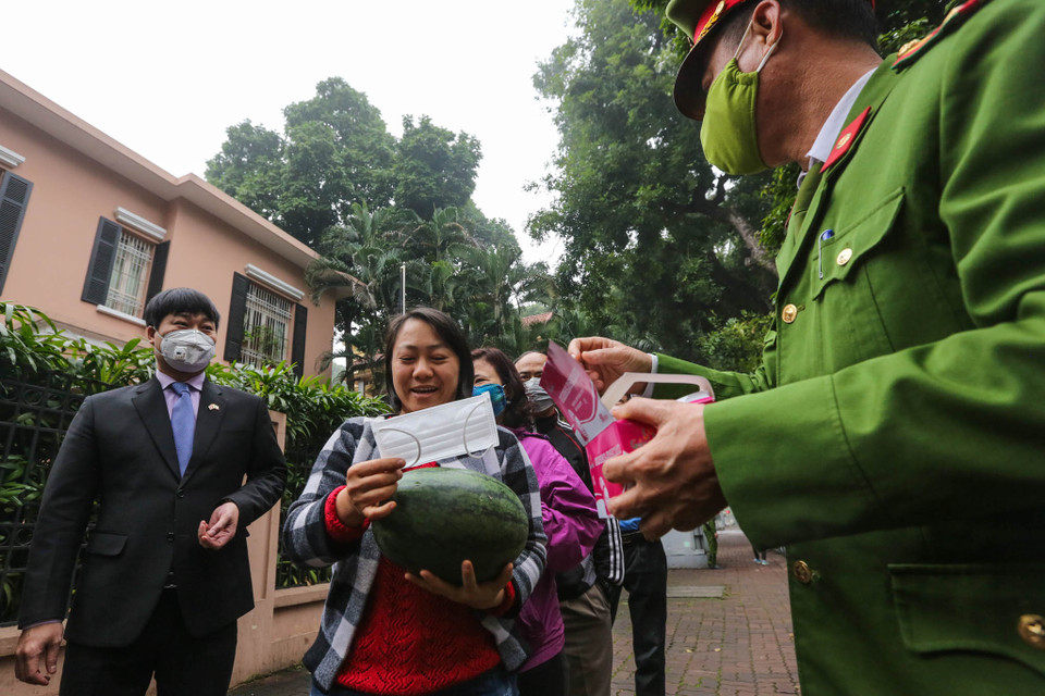 Sáng 11/2 Đại sứ quán đã tiến hành thu mua và đến tối cùng ngày 2 tấn dưa đã được chuyển đến để chuẩn bị phát trong ngày 12/2. (Ảnh: Minh Sơn/Vietnam+)