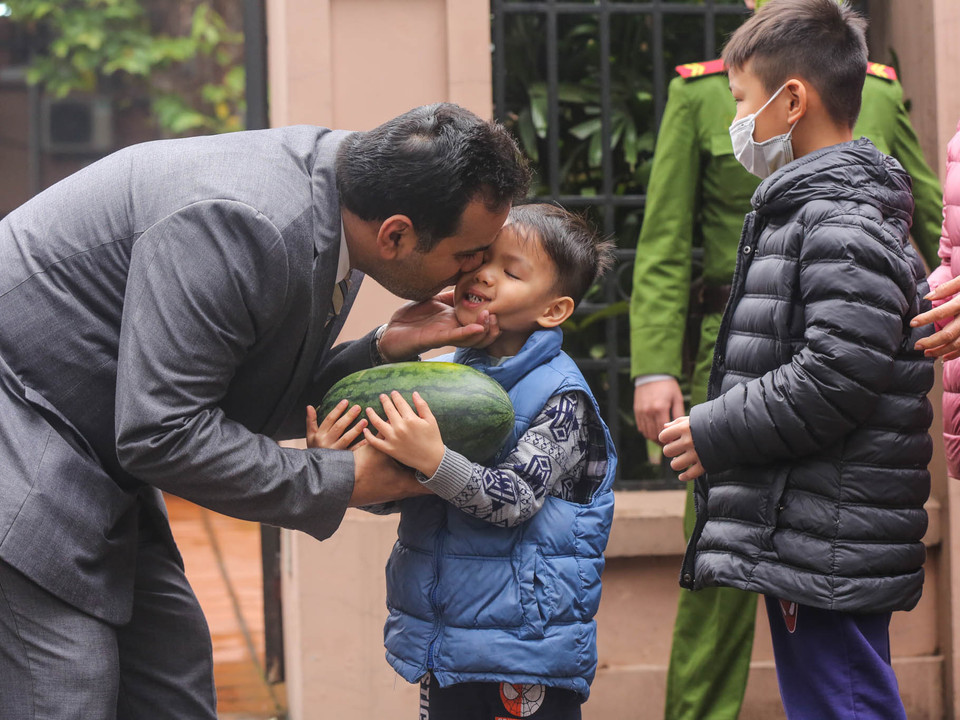 Dự kiến 2 tấn dưa hấu sẽ được phát hết trong ngày 12/2. (Ảnh: Minh Sơn/Vietnam+)