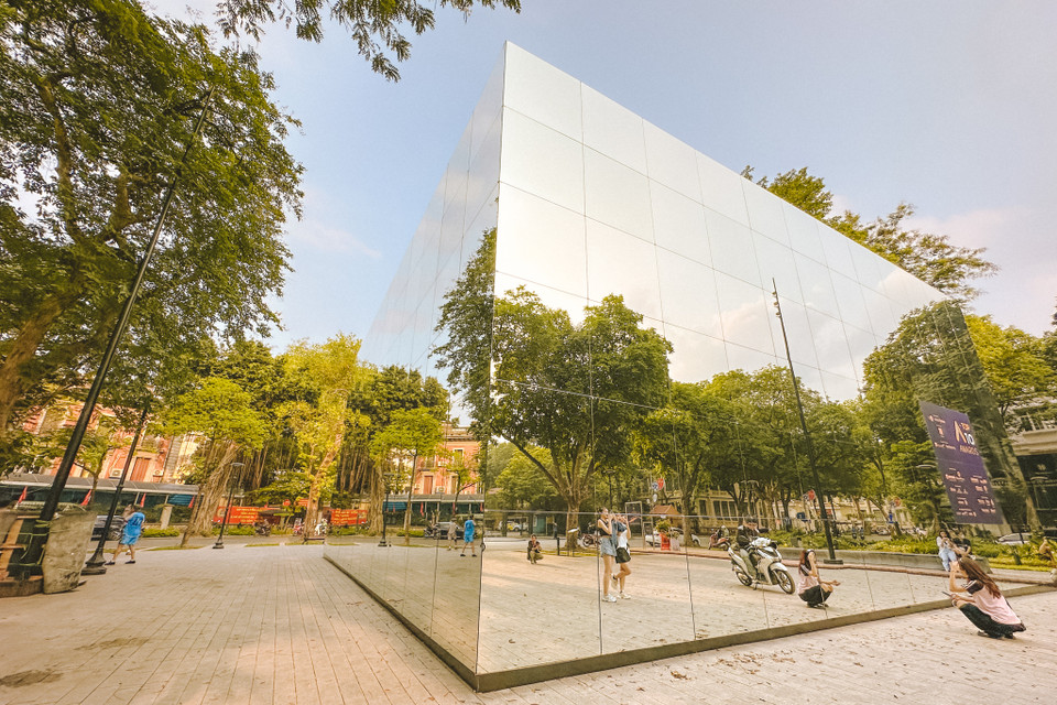 Không gian triển lãm được thiết kế trong khuôn viên vườn hoa có tuổi đời hơn 100 năm và xung quanh là nơi tọa lạc của các công trình mang tính lịch sử của Hà Nội như: Bắc Bộ Phủ, Ngân hàng Nhà nước Việt Nam, Khách sạn Metropole... (Ảnh: Minh Sơn/Vietnam+)