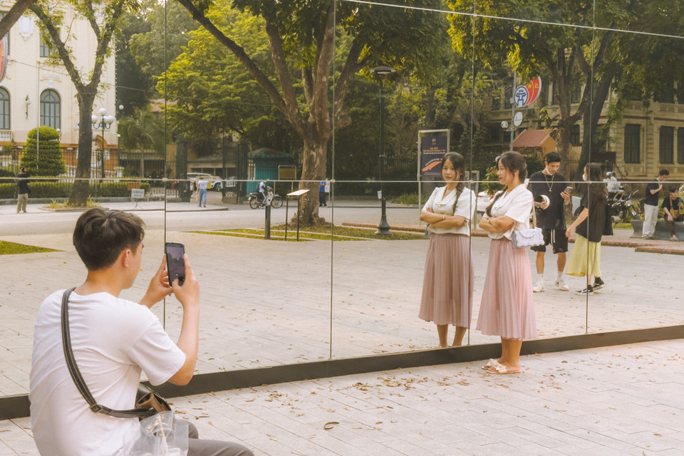 Đây là một công trình độc đáo nằm ở vị trí giữa trung tâm Thủ đô nên thu hút rất nhiều du khách và bạn trẻ tới thưởng lãm. Nguyễn Thị Yến Hoa (Hà Đông) cho biết đây là công trình rất thú vị và rất đáng để khám phá vào cuối tuần. (Ảnh: Minh Sơn/Vietnam+)