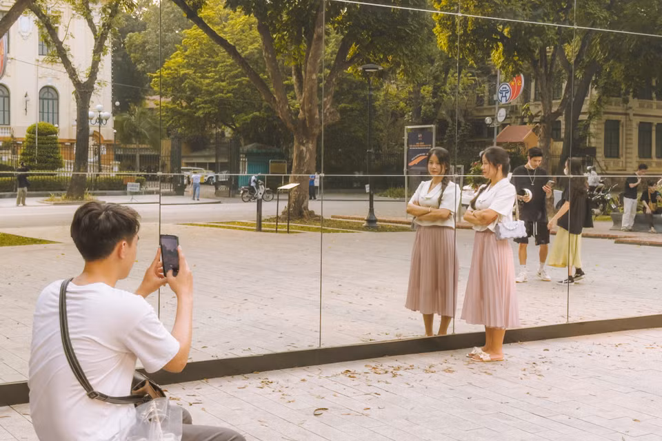 Đây là một công trình độc đáo nằm ở vị trí giữa trung tâm Thủ đô nên thu hút rất nhiều du khách và bạn trẻ tới thưởng lãm. Nguyễn Thị Yến Hoa (Hà Đông) cho biết đây là công trình rất thú vị và rất đáng để khám phá vào cuối tuần. (Ảnh: Minh Sơn/Vietnam+)