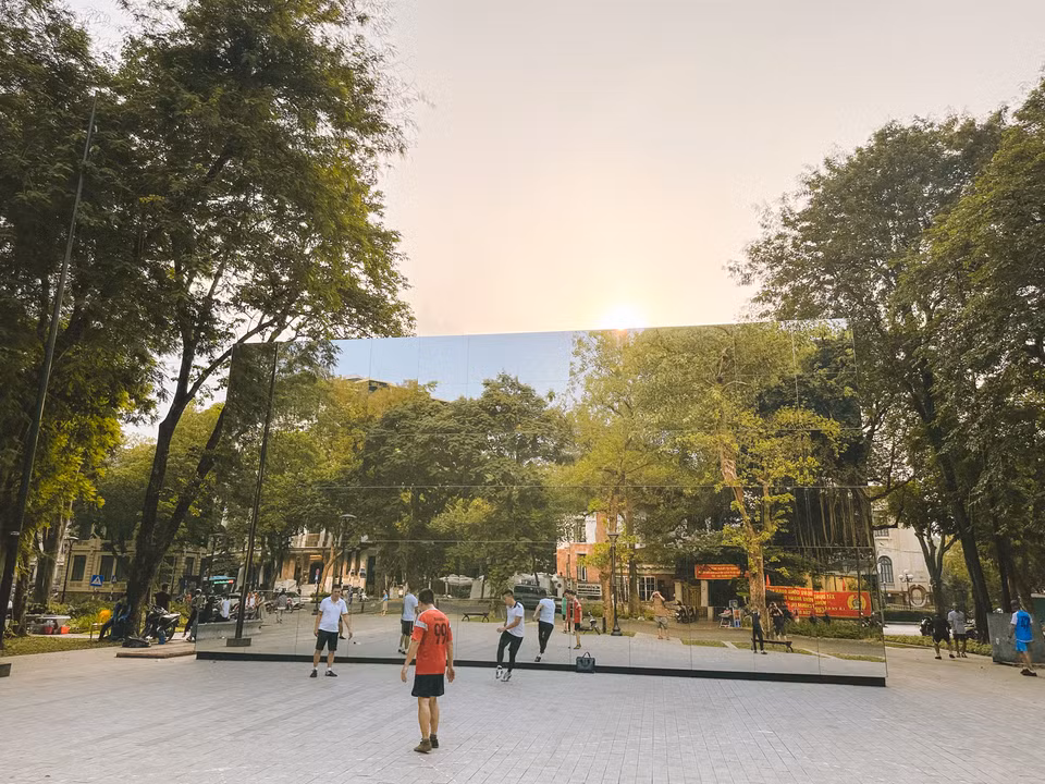 Vườn hoa Diên Hồng (hay còn gọi là vườn hoa Con Cóc) là một không gian công cộng đầy kỷ niệm đối với nhiều thế hệ người Hà Nội. Không gian vườn hoa Diên Hồng được nhìn nhận là một di sản cảnh quan đô thị lịch sử, thực sự đóng góp, làm giàu thêm văn hóa đô thị Hà Nội. (Ảnh: Minh Sơn/Vietnam+)