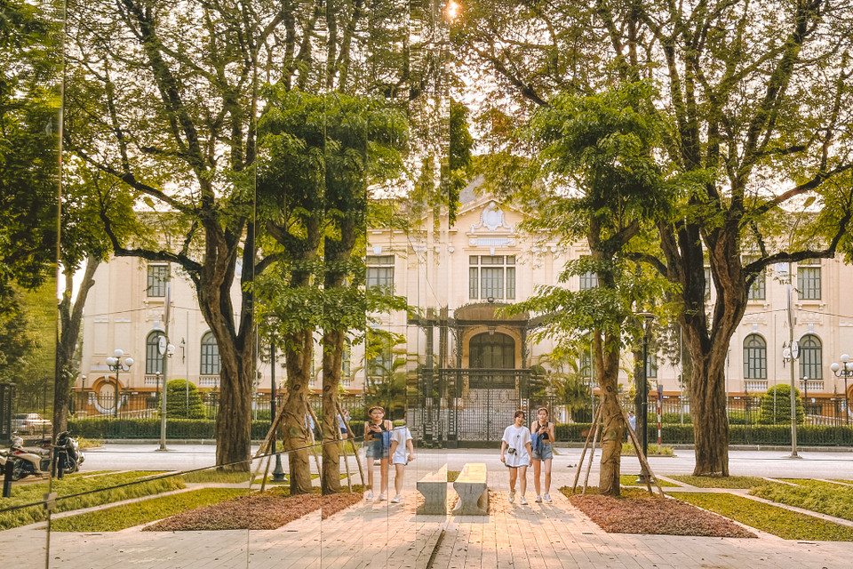 Theo ban tổ chức, thiết kế của Pavilion là ý tưởng 'tỉnh thức' về giá trị của các di sản kiến trúc đồng thời cũng là không gian triển lãm các đồ án đoạt giải với tinh thần văn hóa đậm đà khắp Việt Nam. (Ảnh: Minh Sơn/Vietnam+)