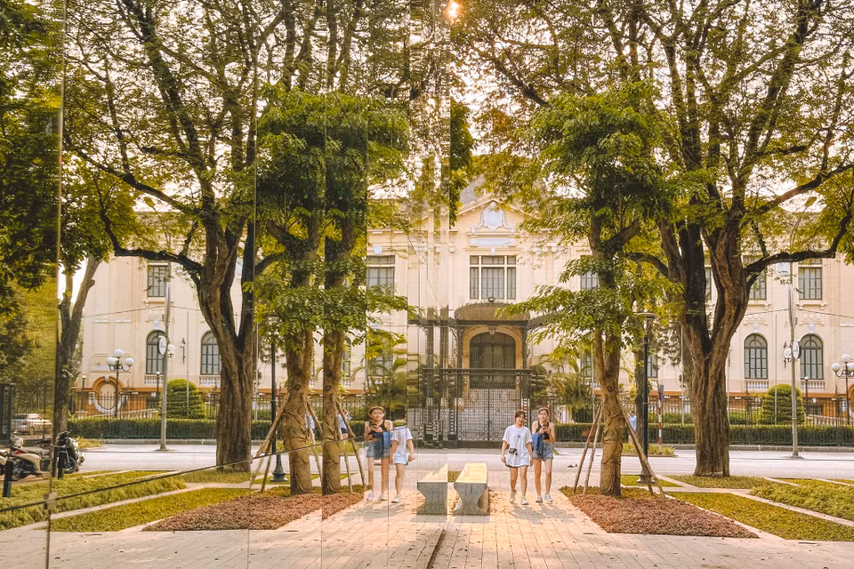 Theo ban tổ chức, thiết kế của Pavilion là ý tưởng 'tỉnh thức' về giá trị của các di sản kiến trúc đồng thời cũng là không gian triển lãm các đồ án đoạt giải với tinh thần văn hóa đậm đà khắp Việt Nam. (Ảnh: Minh Sơn/Vietnam+)