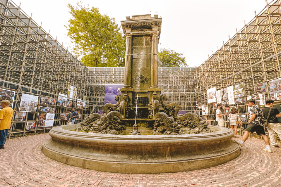 Ban tổ chức cho biết không gian triển lãm hình vuông được thiết kế xung quanh đài phun nước Con Cóc tại vườn hoa Diên Hồng bằng những bộ giàn giáo Ringlock, thế hệ giàn giáo mới nhất hiện nay, kết hợp với những đường dẫn bằng gạch chỉ xếp nghiêng theo truyền thống như những con đường làng cổ kính cùng vườn sỏi cuội tự nhiên. (Ảnh: Minh Sơn/Vietnam+)