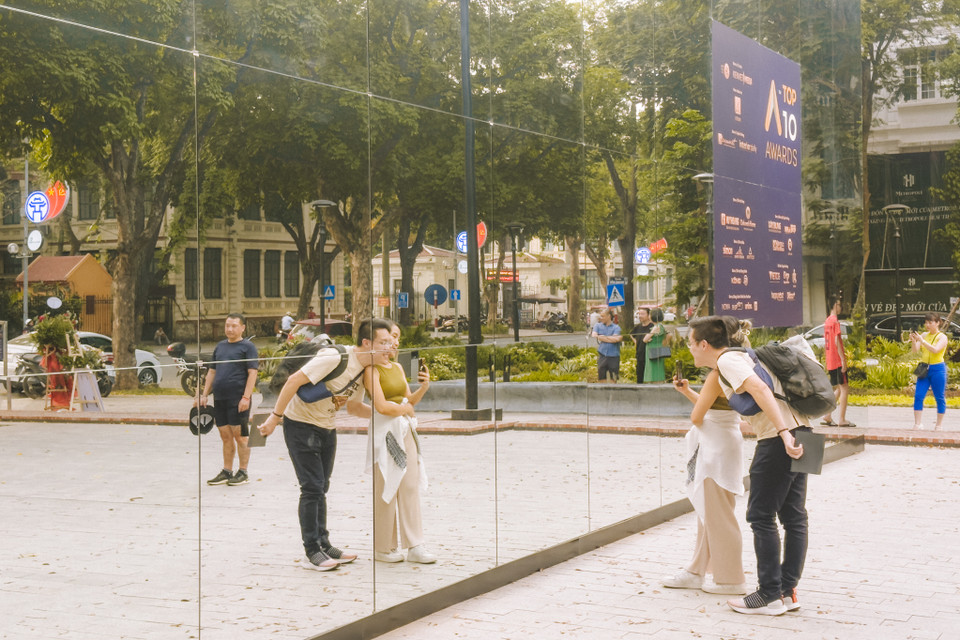 Người dân tới tham quan sẽ có cảm giác toàn bộ khu vực vườn hoa như rộng lớn hơn, nhiều cây xanh hơn đồng thời cảnh quan các công trình lân cận cũng như mọi hoạt động của con người diễn ra xung quanh đó sẽ in bóng lên những tấm gương và đài phun nước Con Cóc sẽ tạm thời 'biến mất'. (Ảnh: Minh Sơn/Vietnam+)