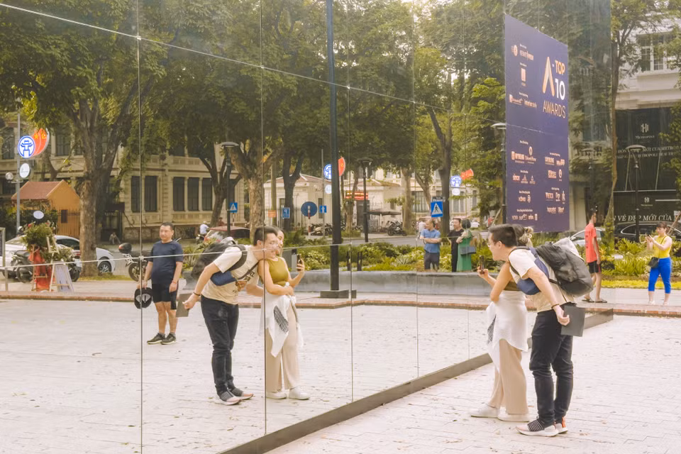 Người dân tới tham quan sẽ có cảm giác toàn bộ khu vực vườn hoa như rộng lớn hơn, nhiều cây xanh hơn đồng thời cảnh quan các công trình lân cận cũng như mọi hoạt động của con người diễn ra xung quanh đó sẽ in bóng lên những tấm gương và đài phun nước Con Cóc sẽ tạm thời 'biến mất'. (Ảnh: Minh Sơn/Vietnam+)