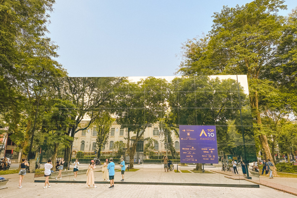 Theo ban tổ chức, công trình được bao quanh bởi hệ thống vách đứng khung thép và gương nhằm tạo ra những hiệu ứng đặc biệt. (Ảnh: Minh Sơn/Vietnam+)