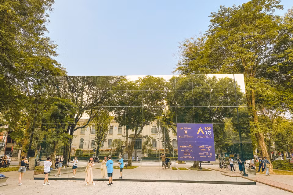 Theo ban tổ chức, công trình được bao quanh bởi hệ thống vách đứng khung thép và gương nhằm tạo ra những hiệu ứng đặc biệt. (Ảnh: Minh Sơn/Vietnam+)