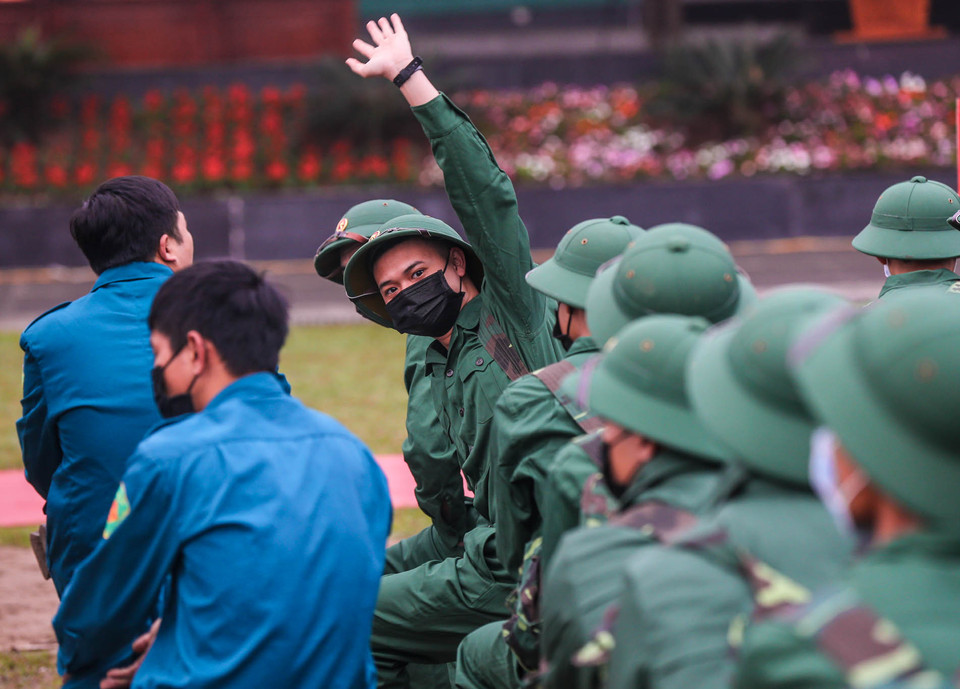 Với nhiều tân binh, đây là dịp vô cùng đặc biệt khi lễ giao nhận quân diễn ra đúng mùa dịch. (Ảnh: Minh Sơn/Vietnam+)