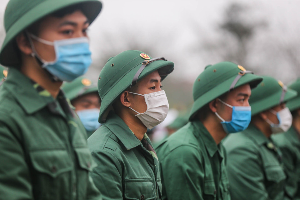 Để đảm bảo an toàn trong mùa dịch nCoV, toàn bộ các tân binh đều đã được trang bị khẩu trang trong suốt lễ giao nhận quân. Bên cạnh đó, lực lượng y tế cũng được huy động. (Ảnh: Minh Sơn/Vietnam+)