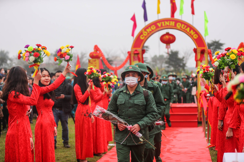 Đúng 8 giờ 30, hơn 200 tân binh của huyện Chương Mỹ bắt đầu lên xe di chuyển lên đơn vị. (Ảnh: Minh Sơn/Vietnam+)