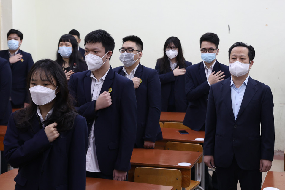 Nhà trường không tổ chức tập trung chào cờ tại sân trường như thường lệ mà sẽ diễn ra tại các phòng học. (Ảnh: Hoài Nam/Vietnam+)