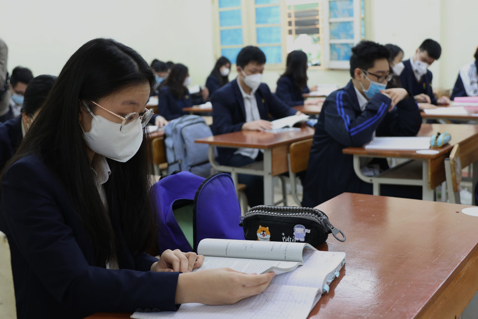 Tại mỗi phòng học đều được ngồi giãn cách, học sinh phải luôn đeo khẩu trang trong giờ học. (Ảnh: Hoài Nam/Vietnam+)