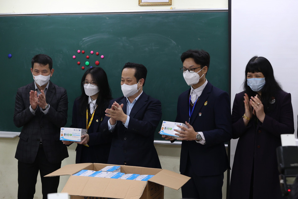 Tham gia lễ chào cờ có ông Trần Thế Cương - Giám đốc Sở Giáo dục và Đào tạo Hà Nội. (Ảnh: Hoài Nam/Vietnam+)