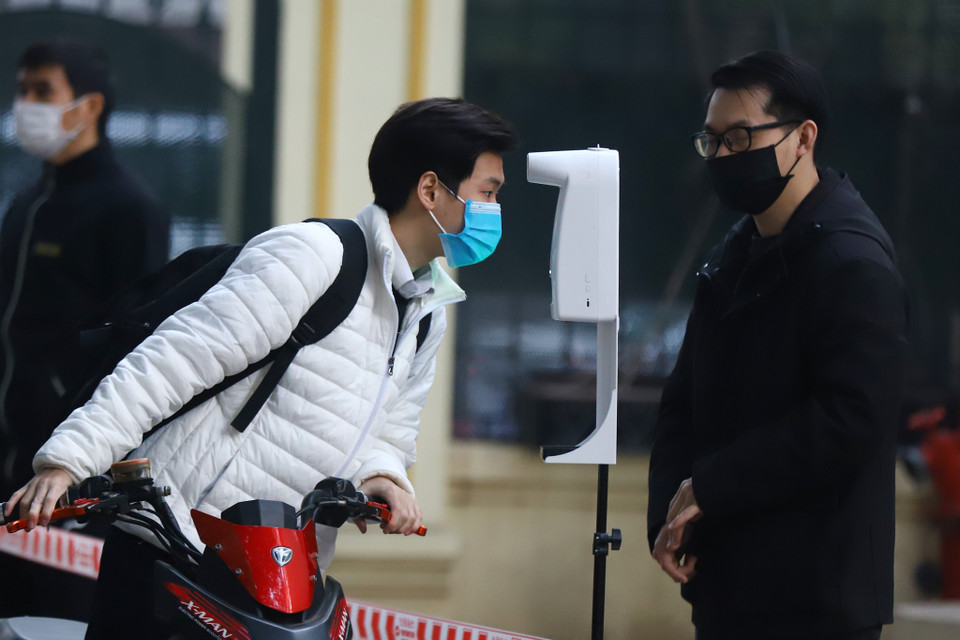 Học sinh sẽ được đo thân nhiệt và khử khuẩn tại khu vực cổng trường trước khi lên lớp. (Ảnh: Hoài Nam/Vietnam+)