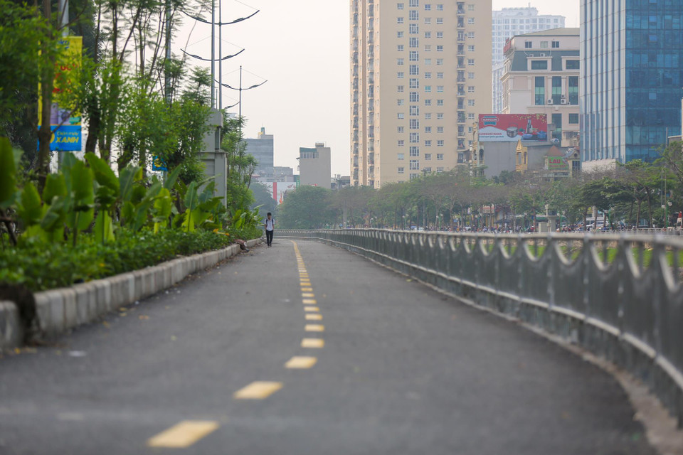 Để làm tuyến đường này, ban lãnh đạo thành phố đã cho di dời 3 công trình gây ùn tắc giao thông gồm cây xăng đầu cầu 361, đội ứng trực xử lý thoát nước, chợ tạm Ngã Tư Sở và một số nhà vệ sinh công cộng. Bên cạnh đó đã dịch chuyển 371 cây xanh và chặt hạ hơn 100 cây chắn ngang tuyến đường. (Ảnh: PV/Vietnam+)