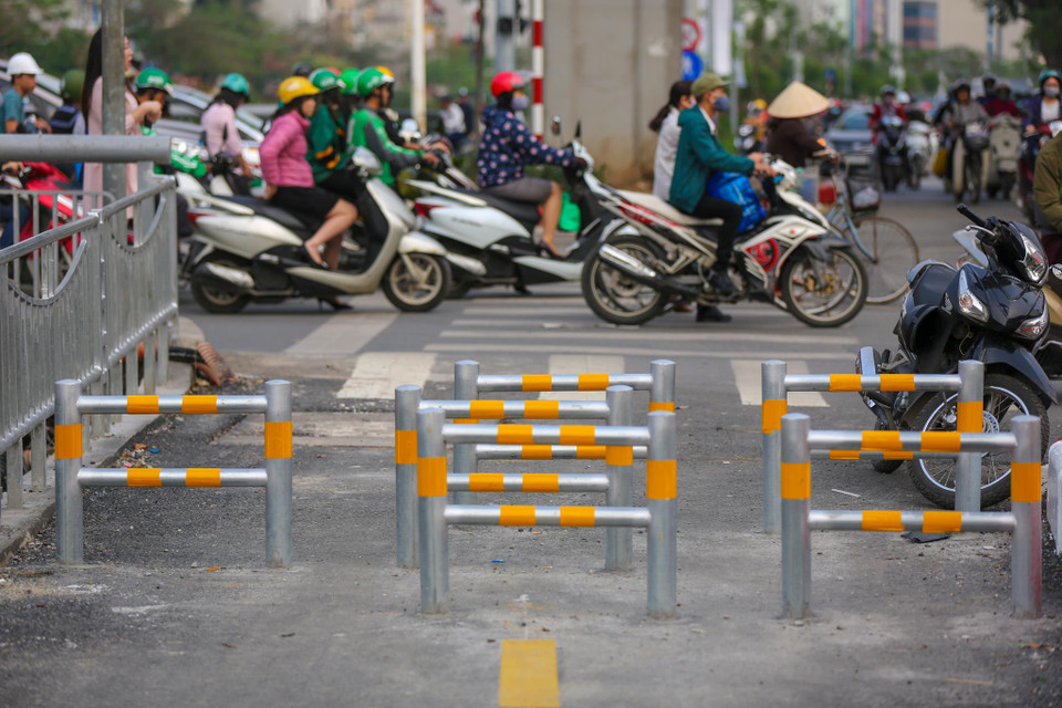 Tuyến đường cũng được lắp 3 lớp hàng rào sắt tại mỗi đầu đường để ngăn chặn tình trạng xe máy đi vào. (Ảnh: PV/Vietnam+)
